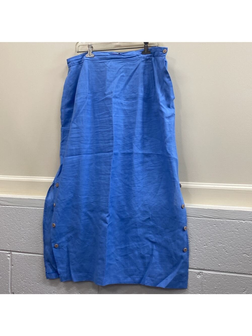 Vinci 16 Blue linen Skirt front pockets and open slits with buttons